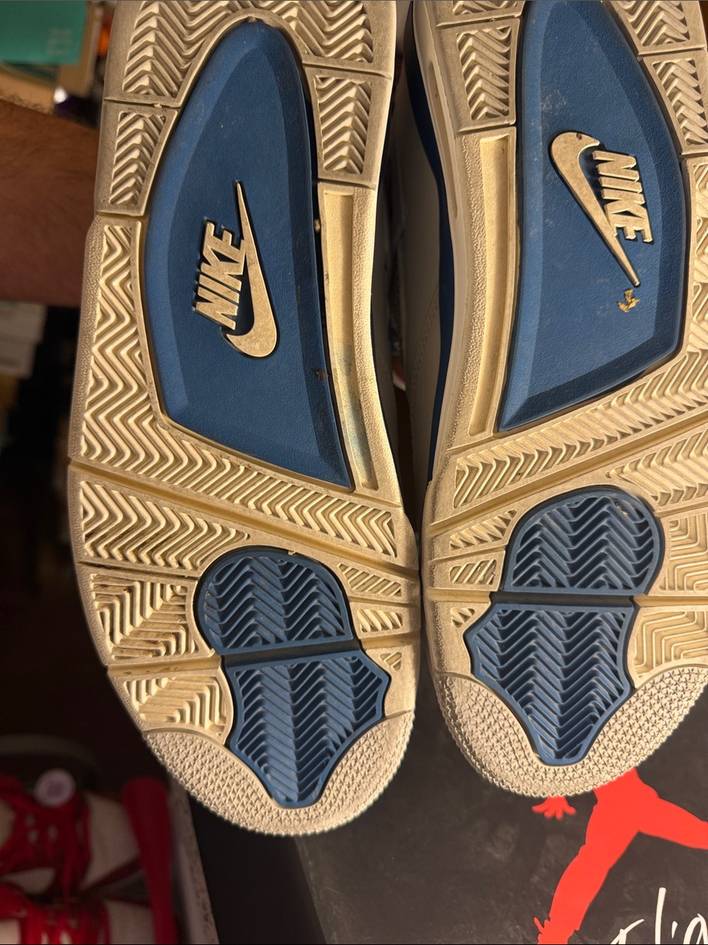 Jordan 4 - Picture 6 of 8